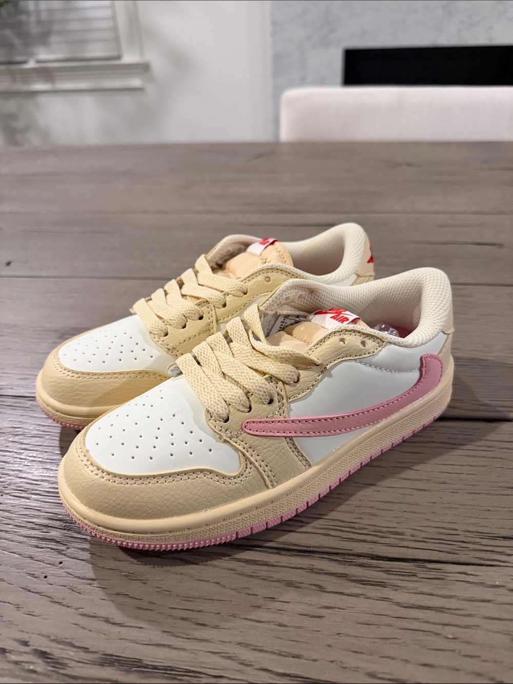 Nike Kids Low-Top Sneakers in Cream, White & Pink Accent